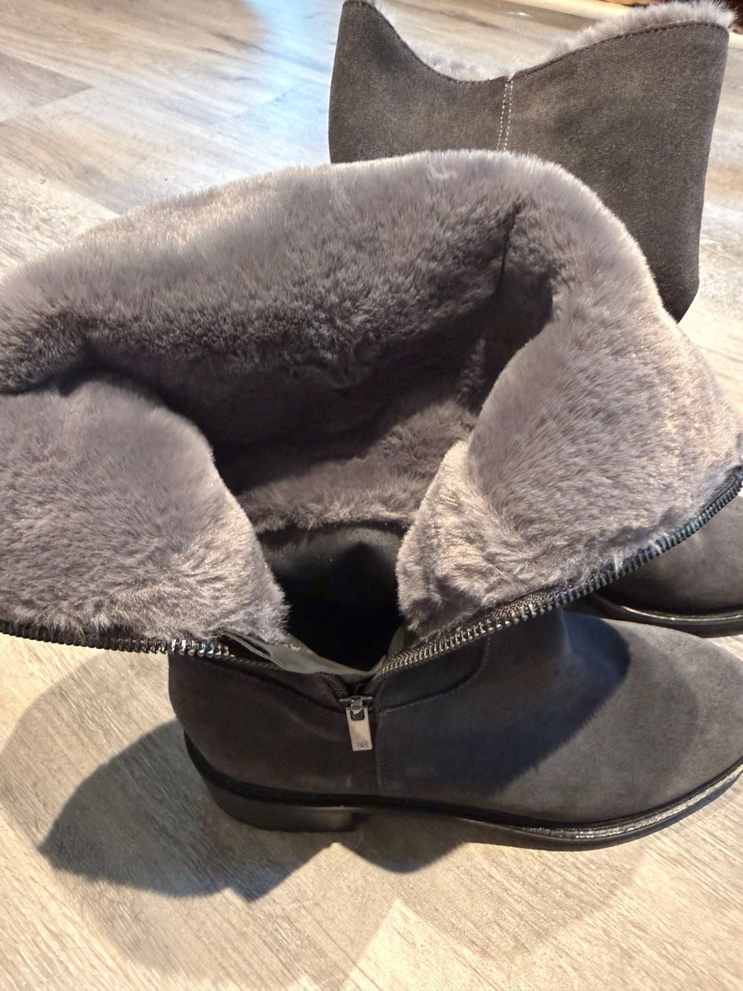 Bandolino Gray Suede Mid-Calf Boots with Faux Fur Lining and Side Zip Size 7M 3