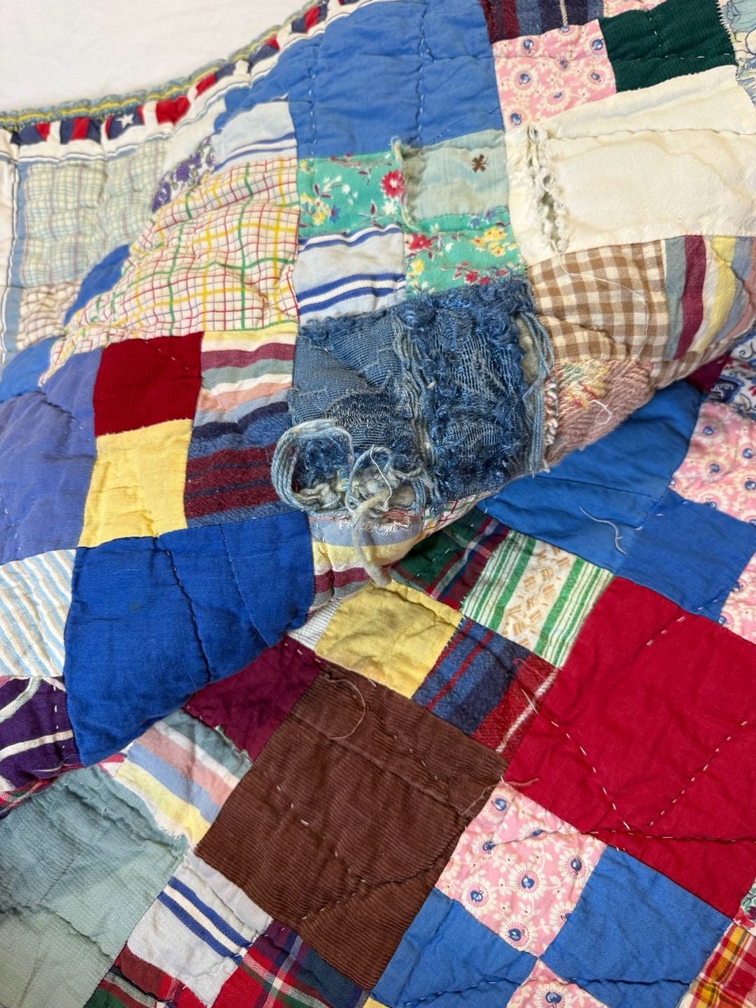 Vintage Handmade Patchwork Quilt with American Flag Border and Floral Prints 3