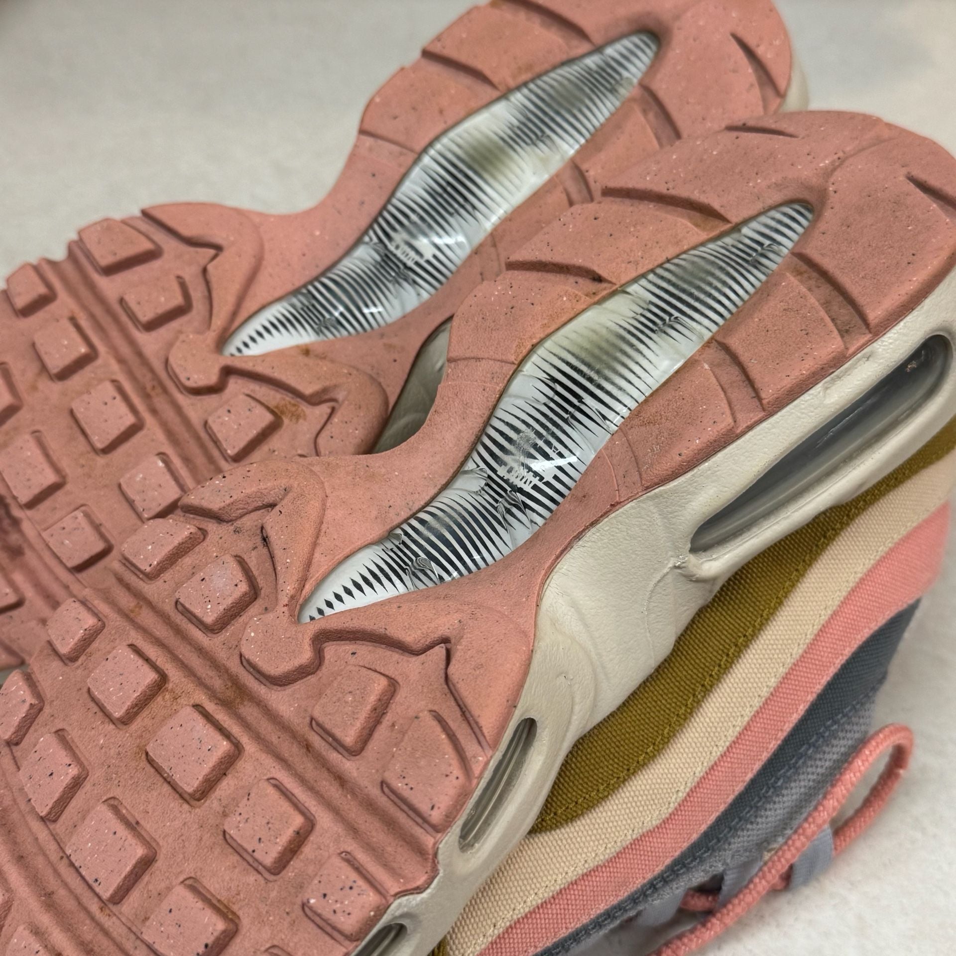 Nike Air Max 95 SE Worldwide Pack Pink Olive Grey Women’s 7.5 DQ7425-900 10