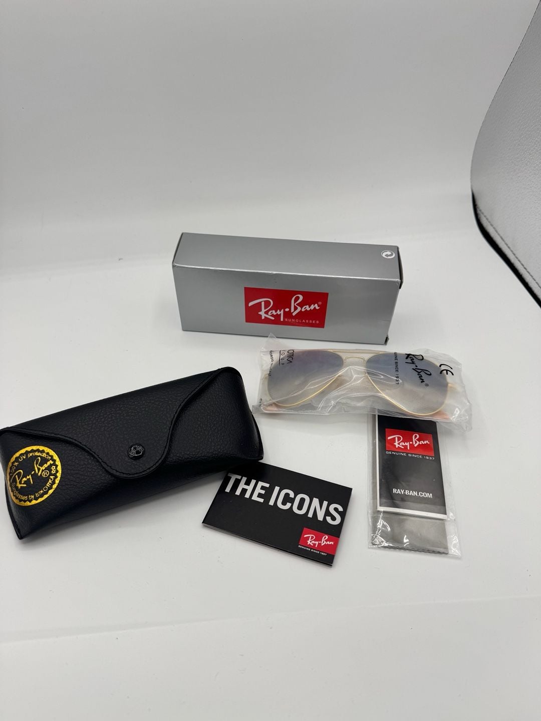 Ray-Ban Aviator Sunglasses in Gold with Gradient Lenses and Case 3