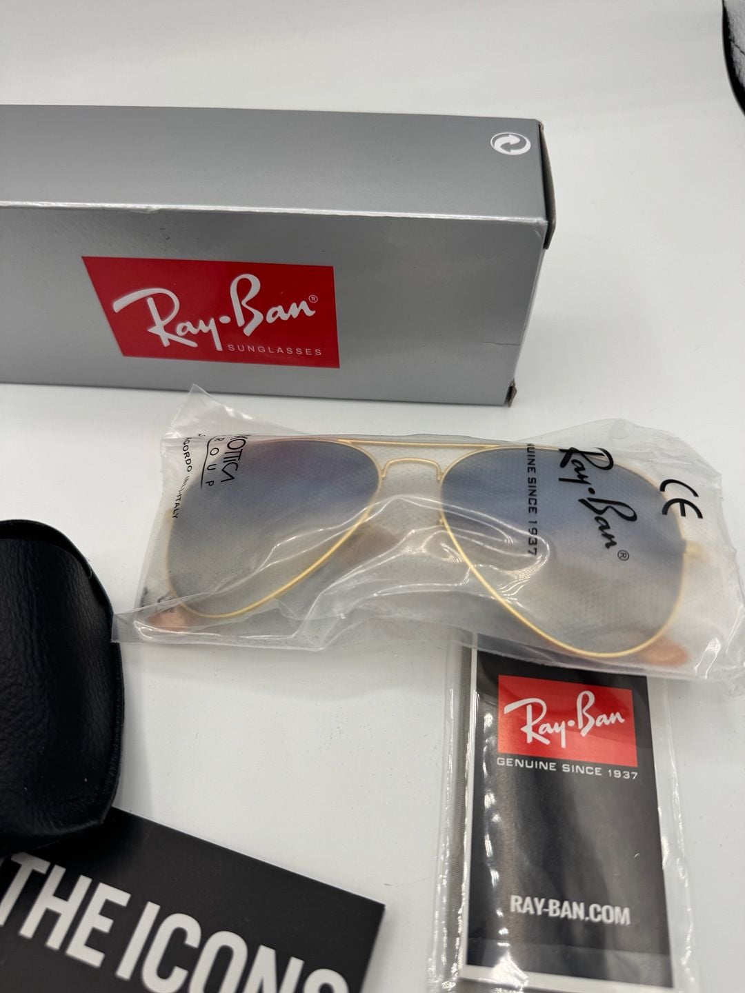 Ray-Ban Aviator Sunglasses in Gold with Gradient Lenses and Case 4