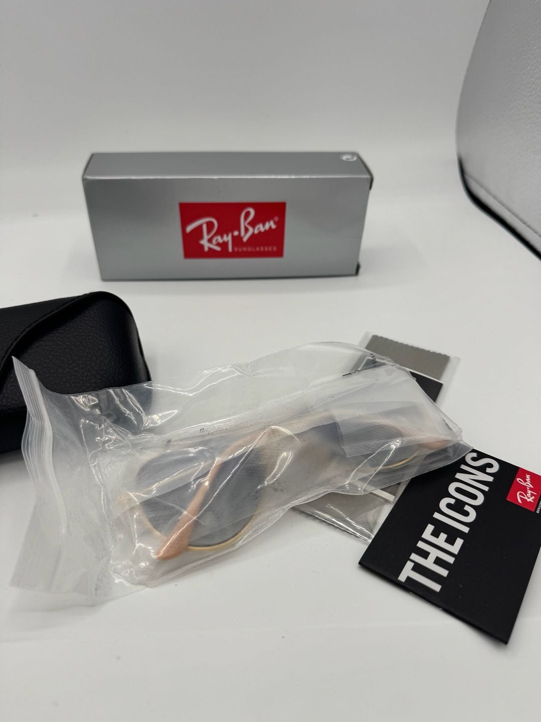 Ray-Ban Aviator Sunglasses in Gold with Gradient Lenses and Case 7