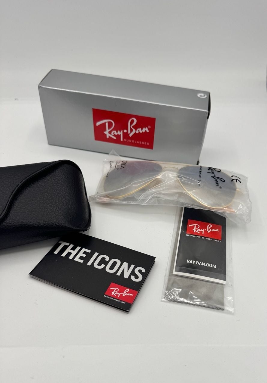 Ray-Ban Aviator Sunglasses in Gold with Gradient Lenses and Case 2
