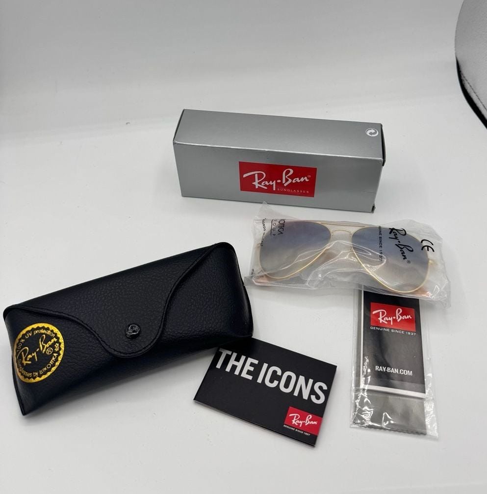 Ray-Ban Aviator Sunglasses in Gold with Gradient Lenses and Case 1