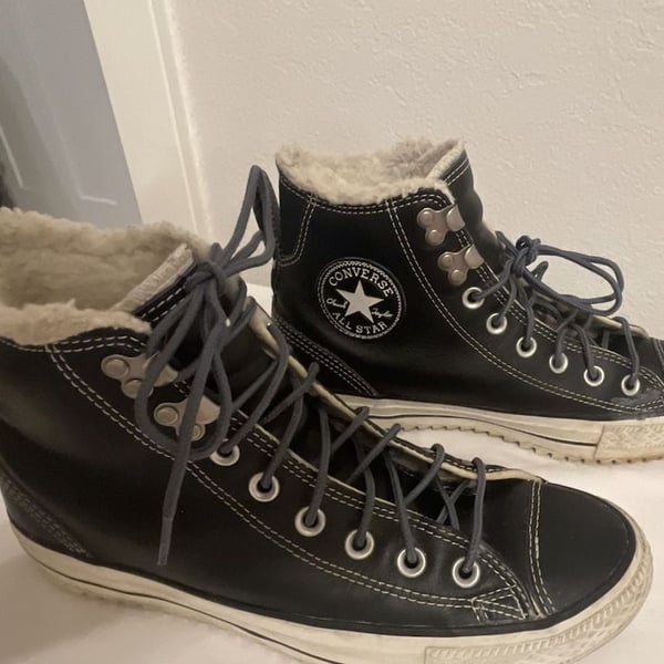 Converse All Star Black Leather High Top
mens 7 women’s 9
Goth
Fall boots