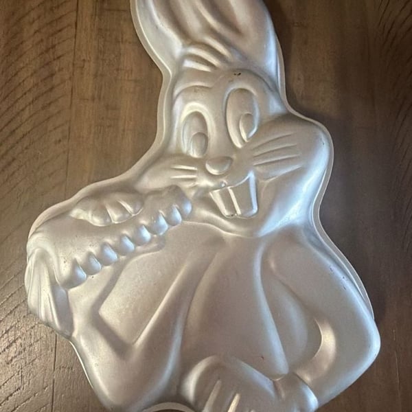 Vintage 1978 Wilton Bugs Bunny Aluminum Cake Pan cartoon boomerang looney tunes 