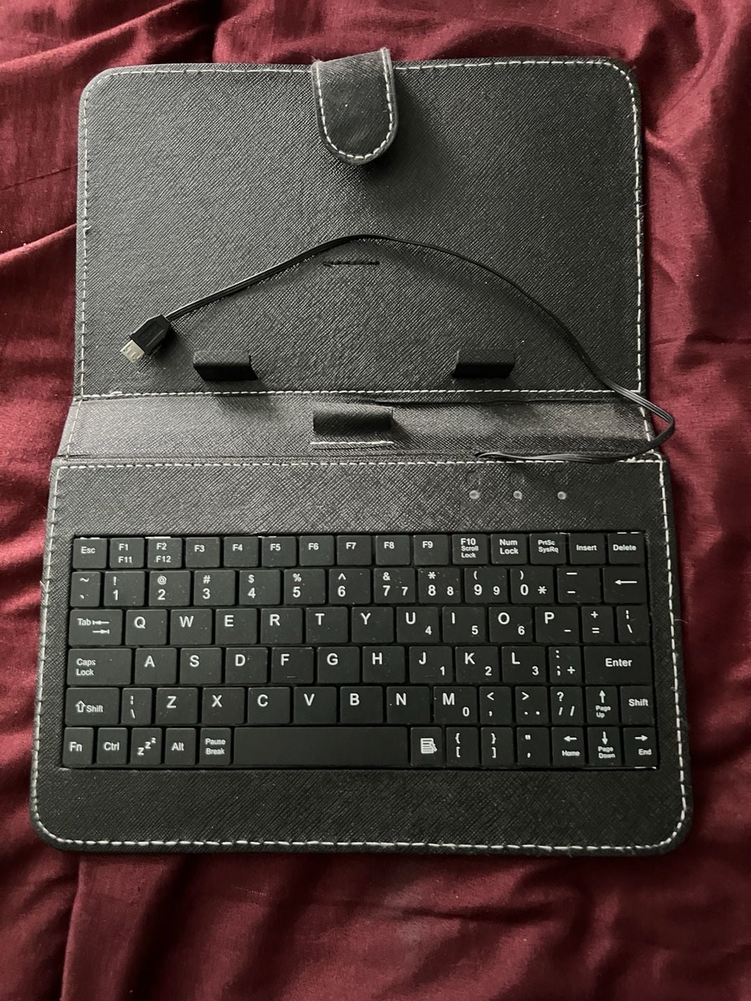 Universal 7 inch Tablet Case with Built-in Keyboard and Flip Stand Black 1