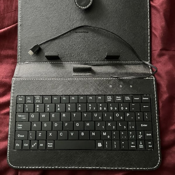 Universal 7 inch Tablet Case with Built-in Keyboard and Flip Stand Black