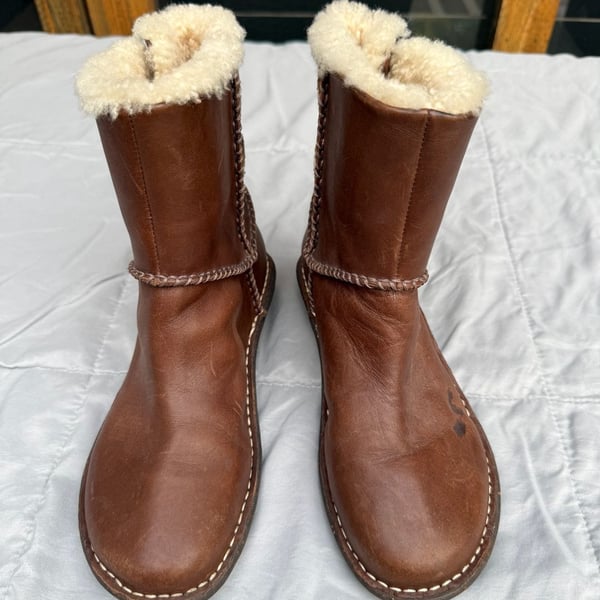 UGG Australia Lillie Womens Brown Leather Boots Sheepskin Lined Size 8