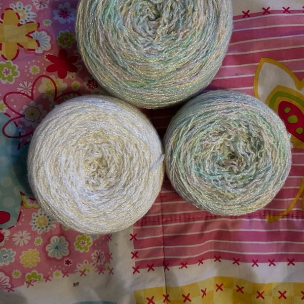 Pastel yarn with white