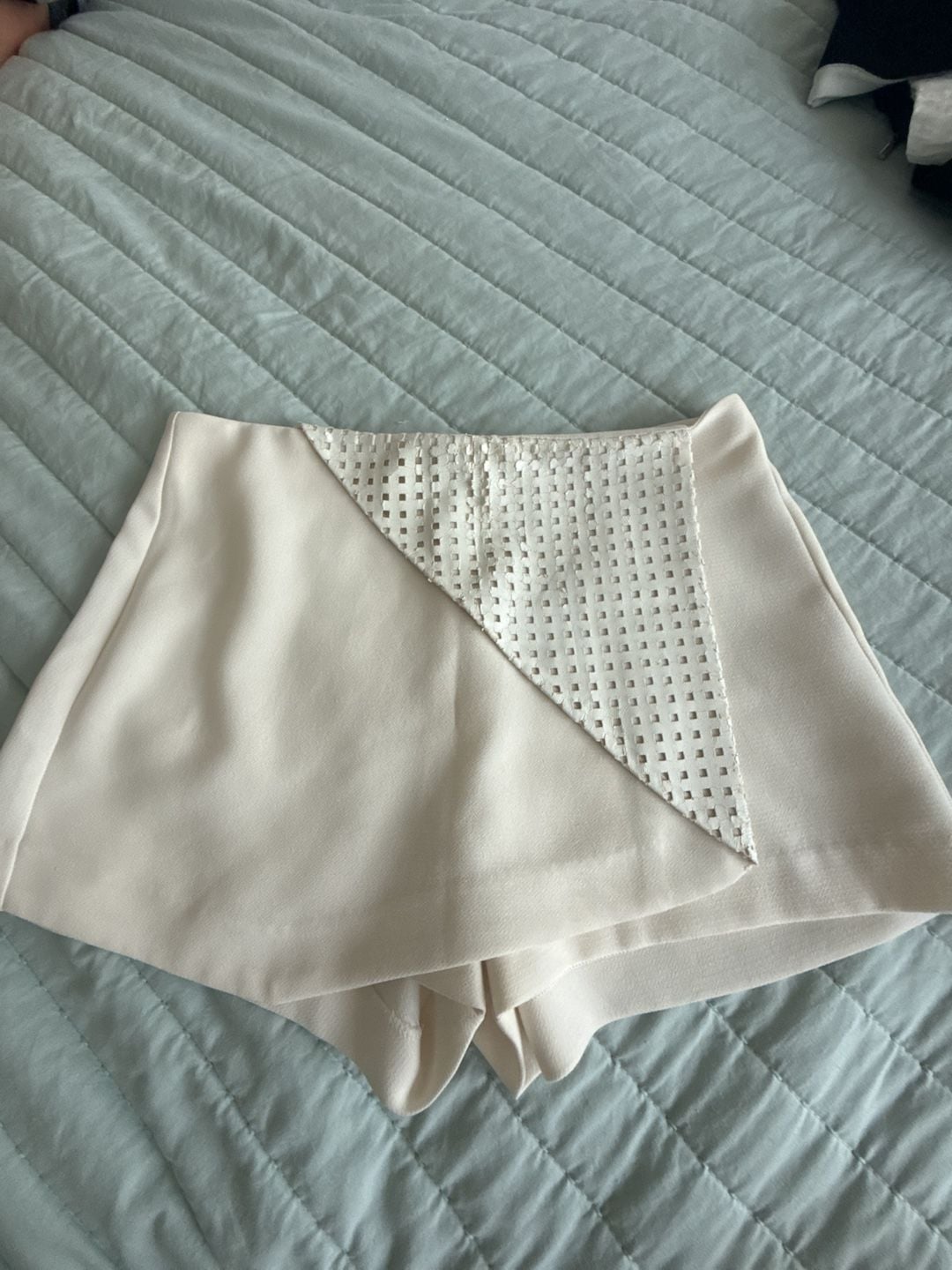 BCBG Cream Off-White Asymmetric Cutout Overlay Skort Size 2
2