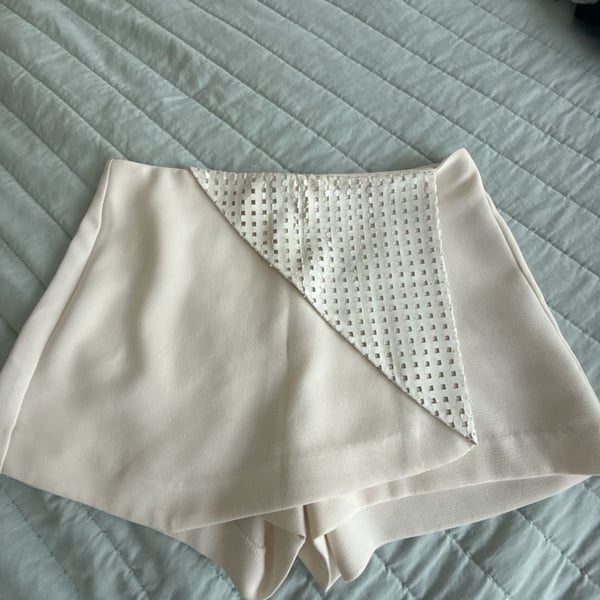 BCBG Cream Off-White Asymmetric Cutout Overlay Skort Size 2
