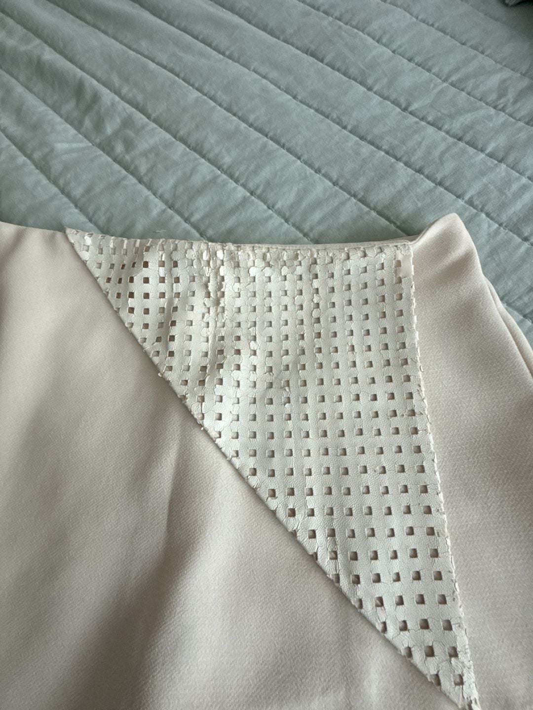 BCBG Cream Off-White Asymmetric Cutout Overlay Skort Size 2
3