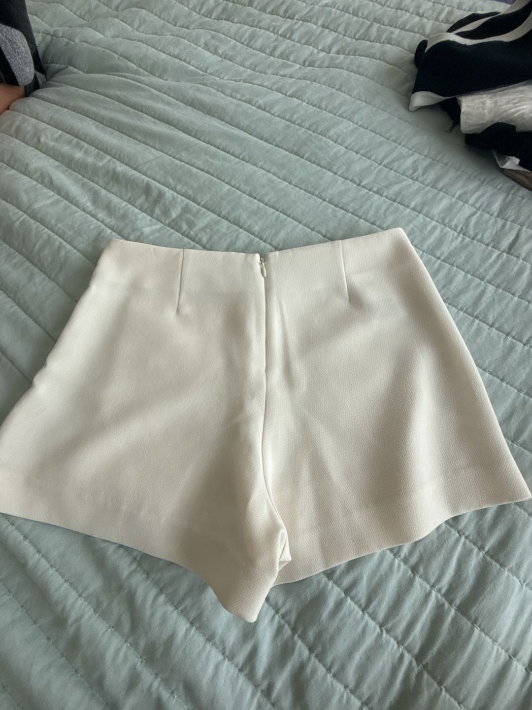 BCBG Cream Off-White Asymmetric Cutout Overlay Skort Size 2
5