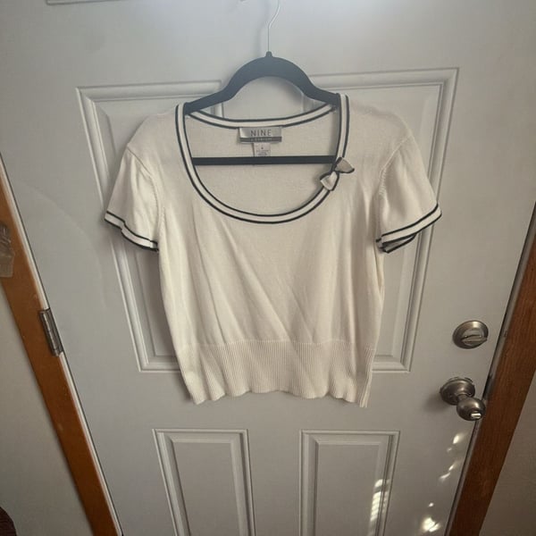 Nine & Co. White Short Sleeve Knit Top with Black Piping and Bow Accent