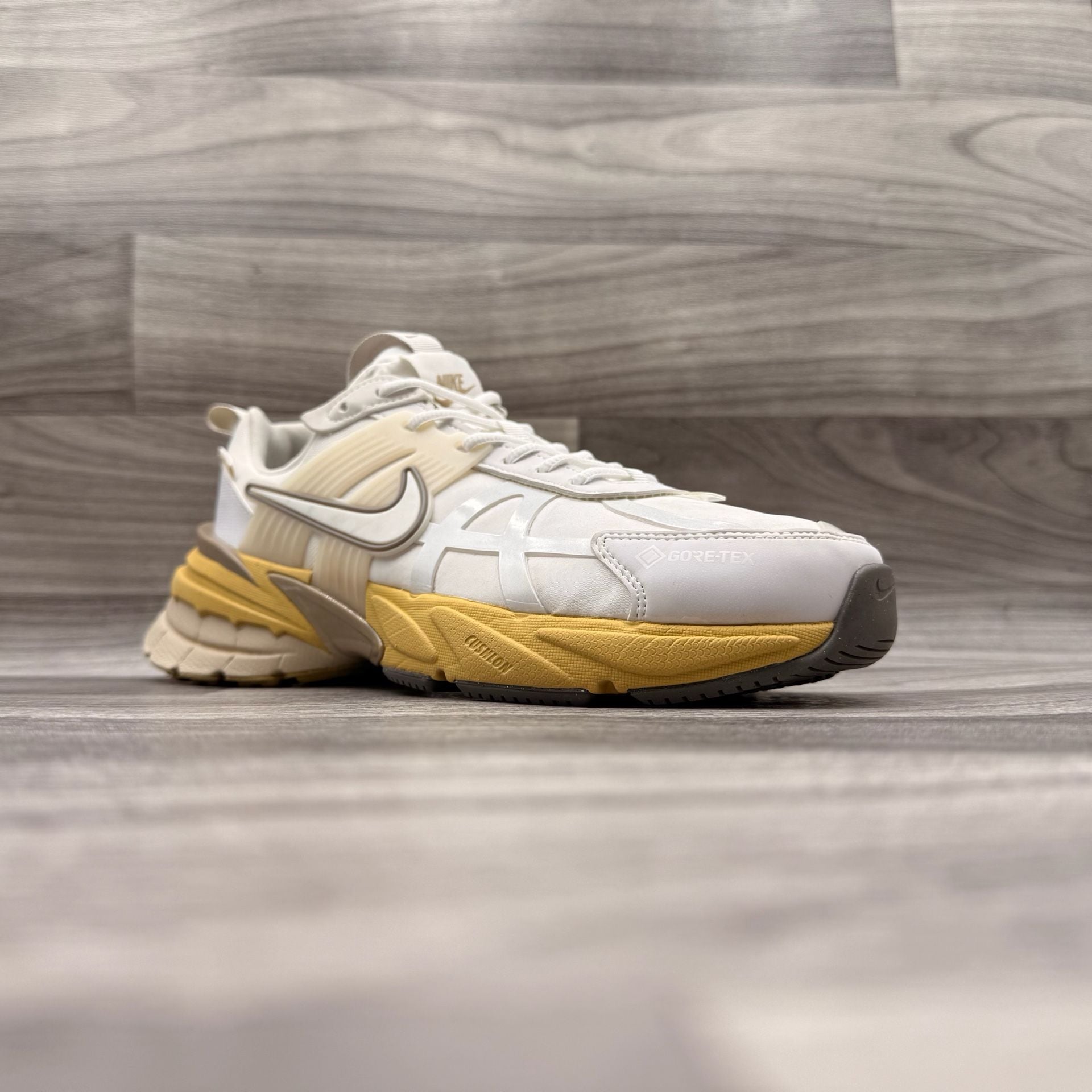 Nike Women's V2K Run GORE-TEX White Light Bone Sneakers FZ2622-100 Size 9.5 2