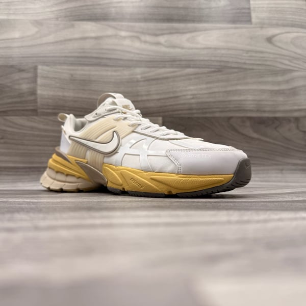 Nike Women's V2K Run GORE-TEX White Light Bone Sneakers FZ2622-100 Size 9.5