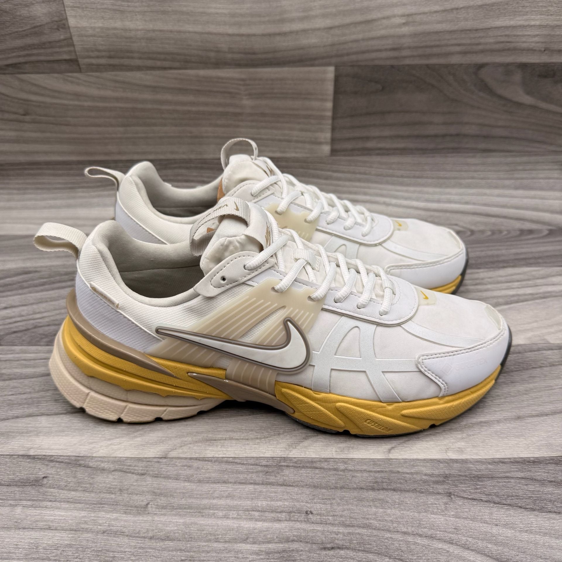 Nike Women's V2K Run GORE-TEX White Light Bone Sneakers FZ2622-100 Size 9.5 3