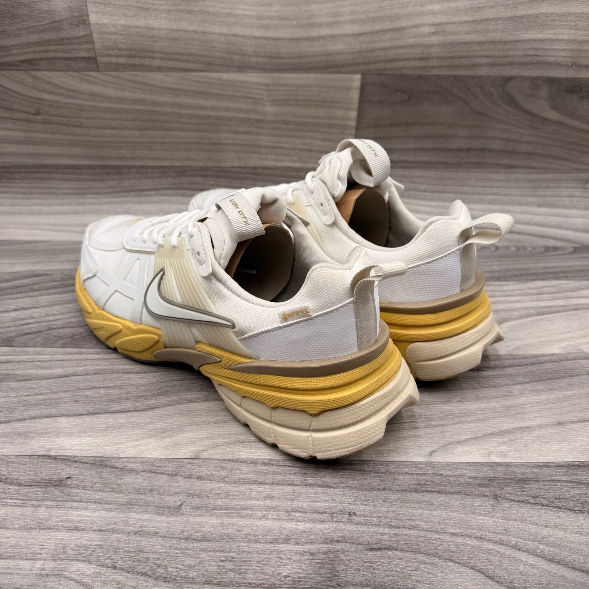 Nike Women's V2K Run GORE-TEX White Light Bone Sneakers FZ2622-100 Size 9.5 9
