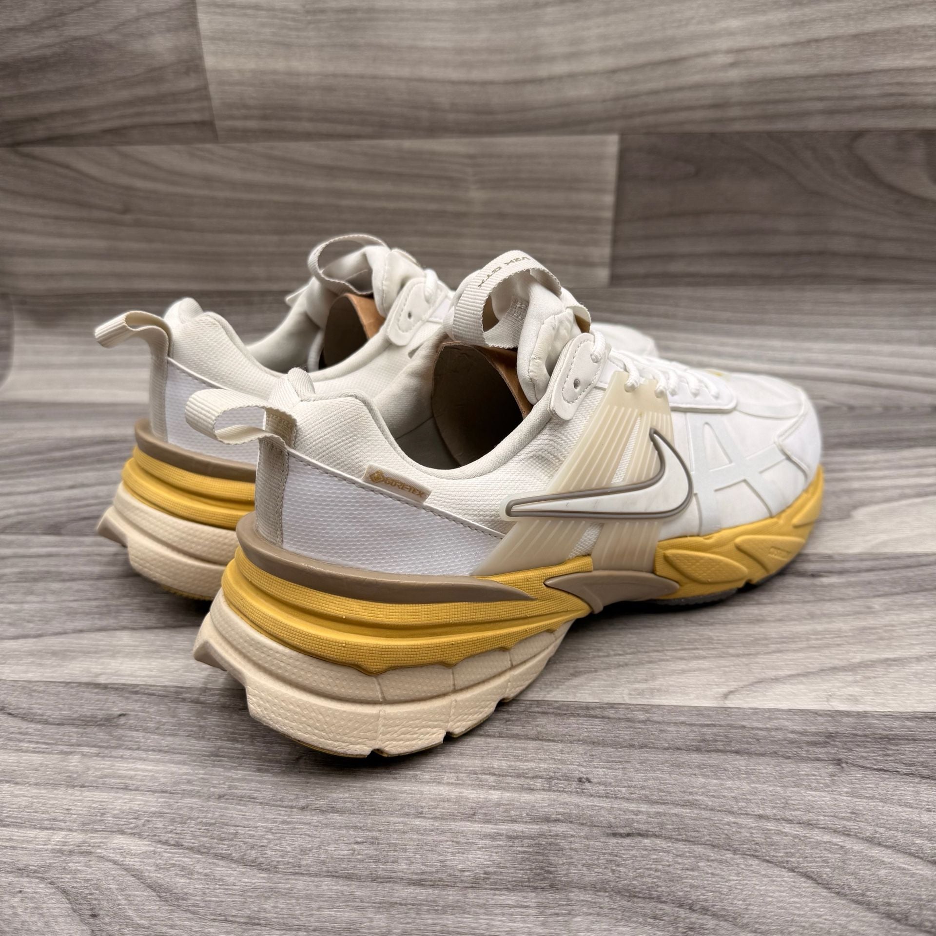 Nike Women's V2K Run GORE-TEX White Light Bone Sneakers FZ2622-100 Size 9.5 11