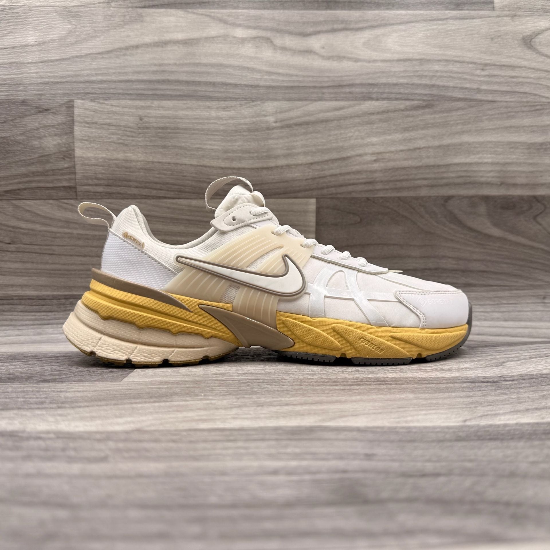 Nike Women's V2K Run GORE-TEX White Light Bone Sneakers FZ2622-100 Size 9.5 12