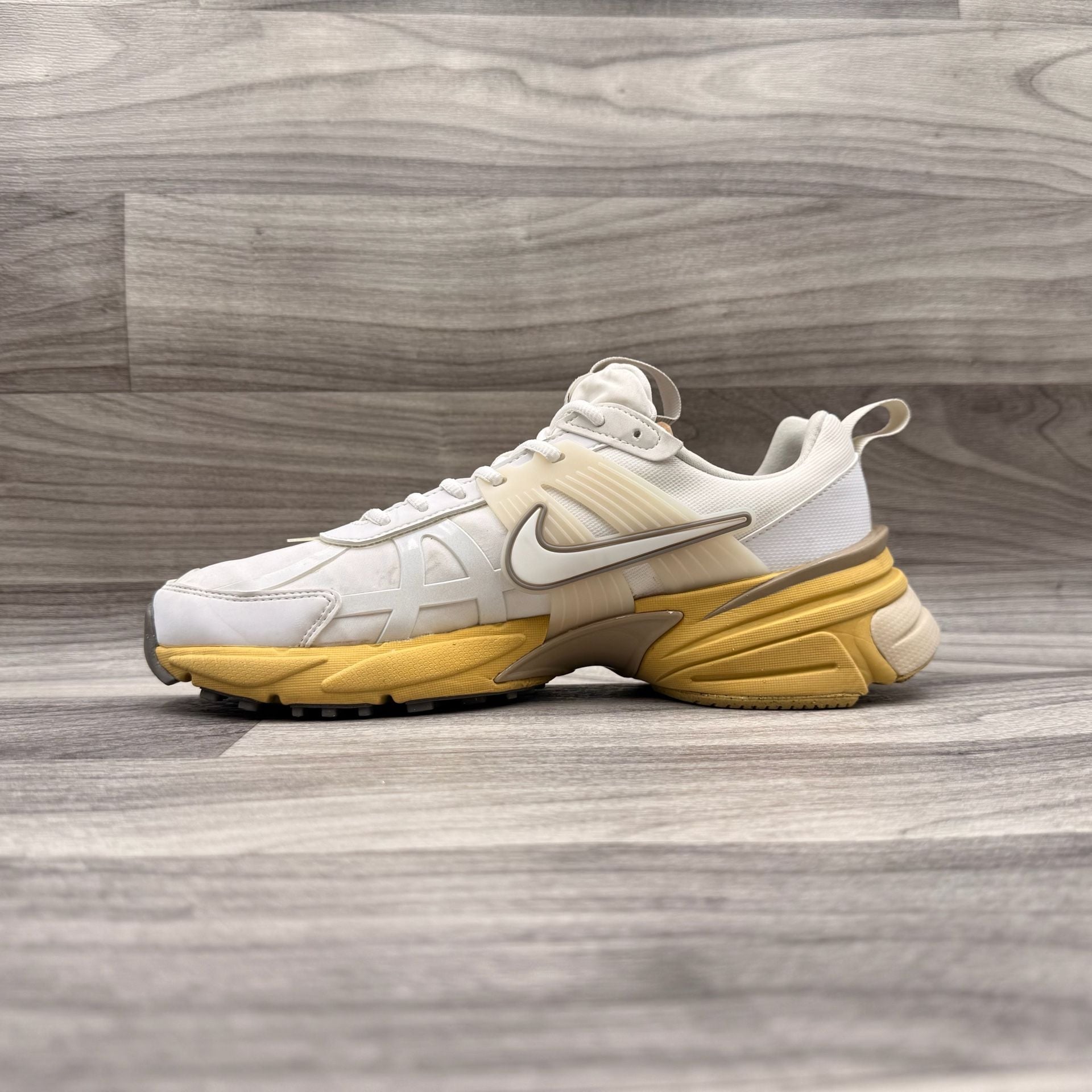 Nike Women's V2K Run GORE-TEX White Light Bone Sneakers FZ2622-100 Size 9.5 13