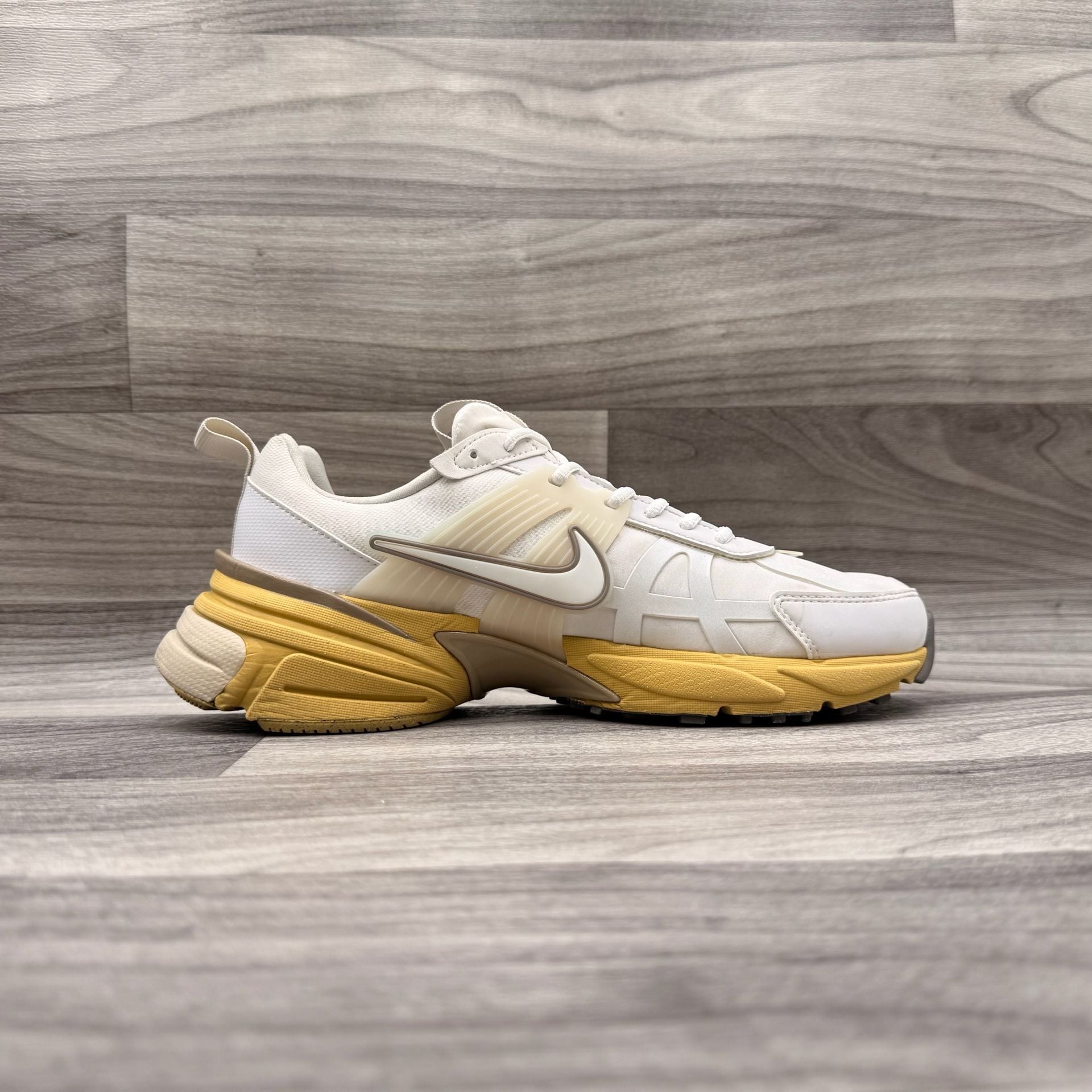 Nike Women's V2K Run GORE-TEX White Light Bone Sneakers FZ2622-100 Size 9.5 15