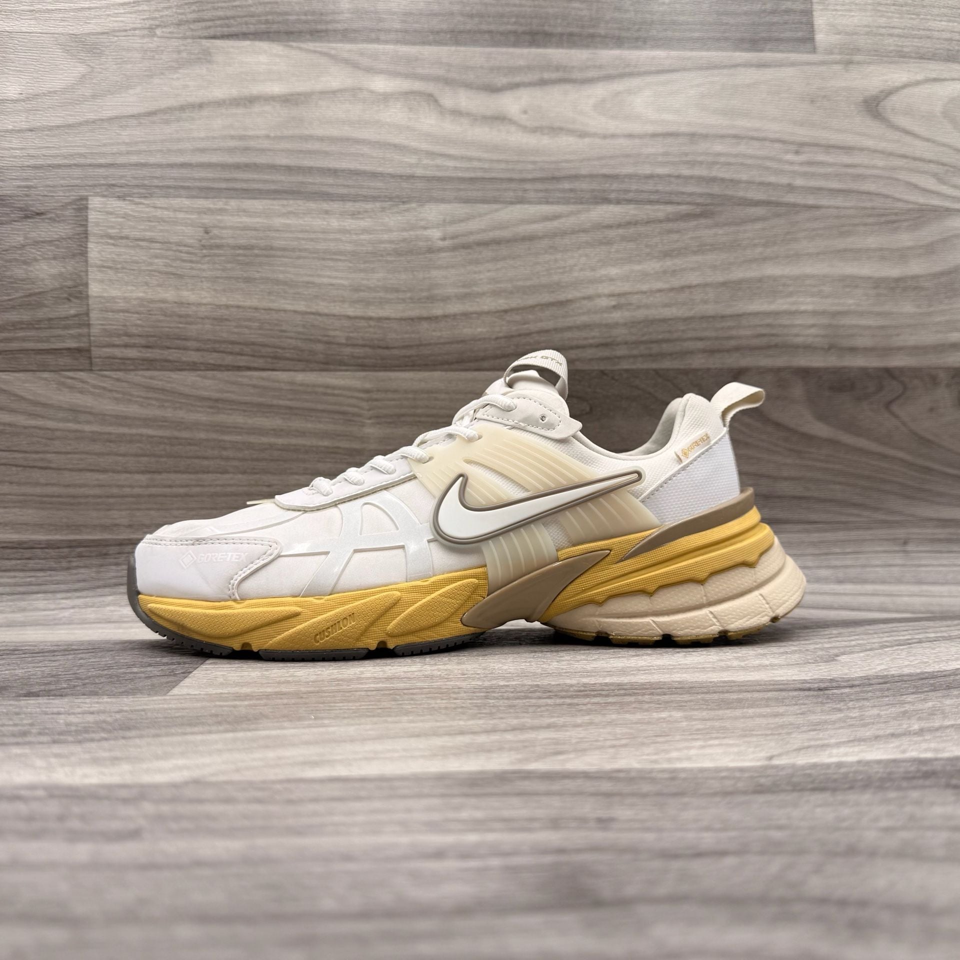 Nike Women's V2K Run GORE-TEX White Light Bone Sneakers FZ2622-100 Size 9.5 16