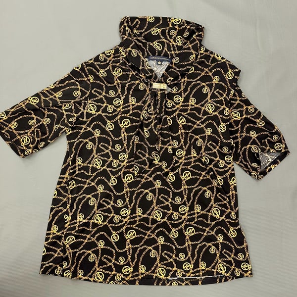 Adrienne Vittadini Black and Gold Chain Print Short Sleeve Scarf Neck Blouse Top