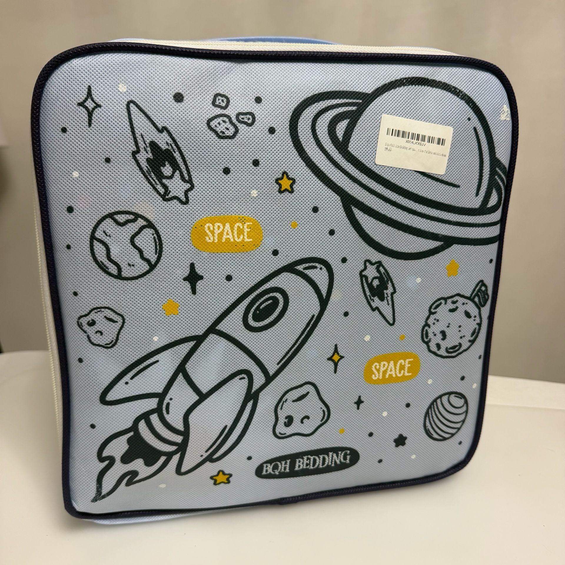 5-piece quilt outer space quilt set with planets and rockets. Size Full 9
