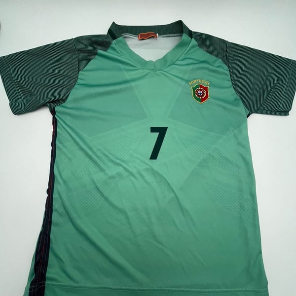 Portugal National Team Ronaldo #7 Soccer Jersey boys size L Flaw on back