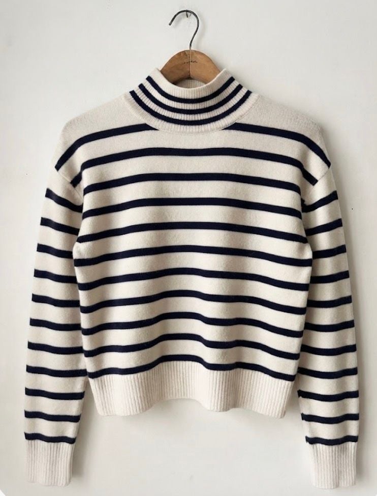 100% Cashmere Striped Mock Turtleneck Sweater by Halston SM
In very good condition with no issues found.
Fits like a medium but please pay attention to measurements:
Shoulder to shoulder: 20” (seams drop below shoulders)
Chest Across: 18”
Length from s 2
