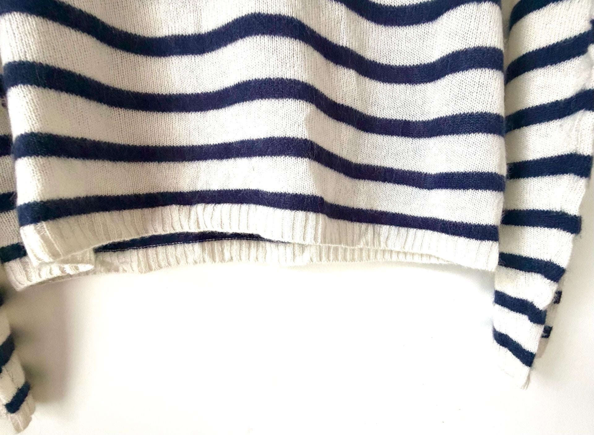 100% Cashmere Striped Mock Turtleneck Sweater by Halston SM
In very good condition with no issues found.
Fits like a medium but please pay attention to measurements:
Shoulder to shoulder: 20” (seams drop below shoulders)
Chest Across: 18”
Length from s 3