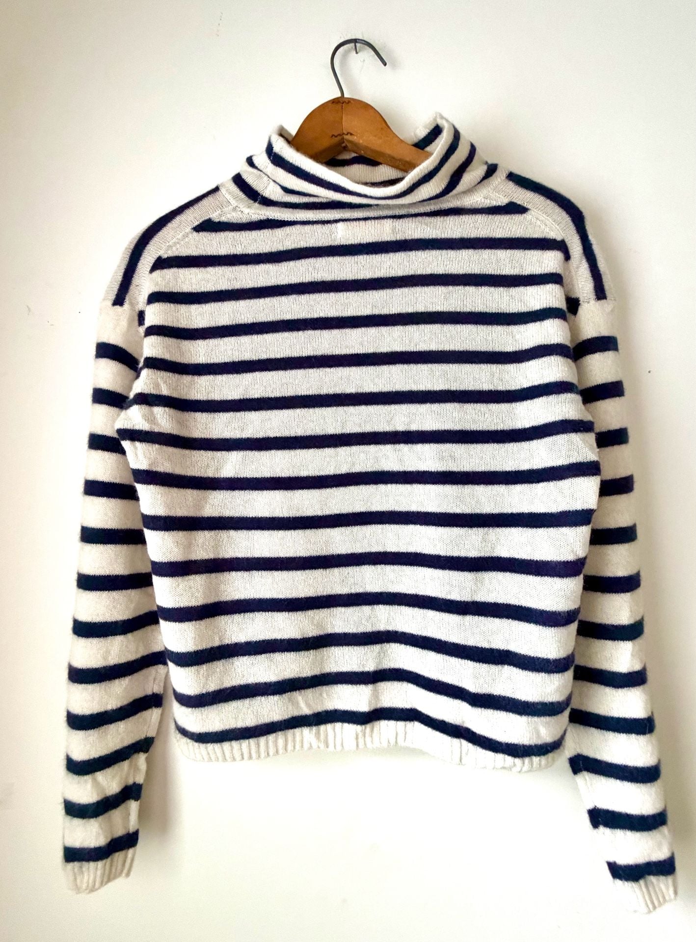 100% Cashmere Striped Mock Turtleneck Sweater by Halston SM
In very good condition with no issues found.
Fits like a medium but please pay attention to measurements:
Shoulder to shoulder: 20” (seams drop below shoulders)
Chest Across: 18”
Length from s 4