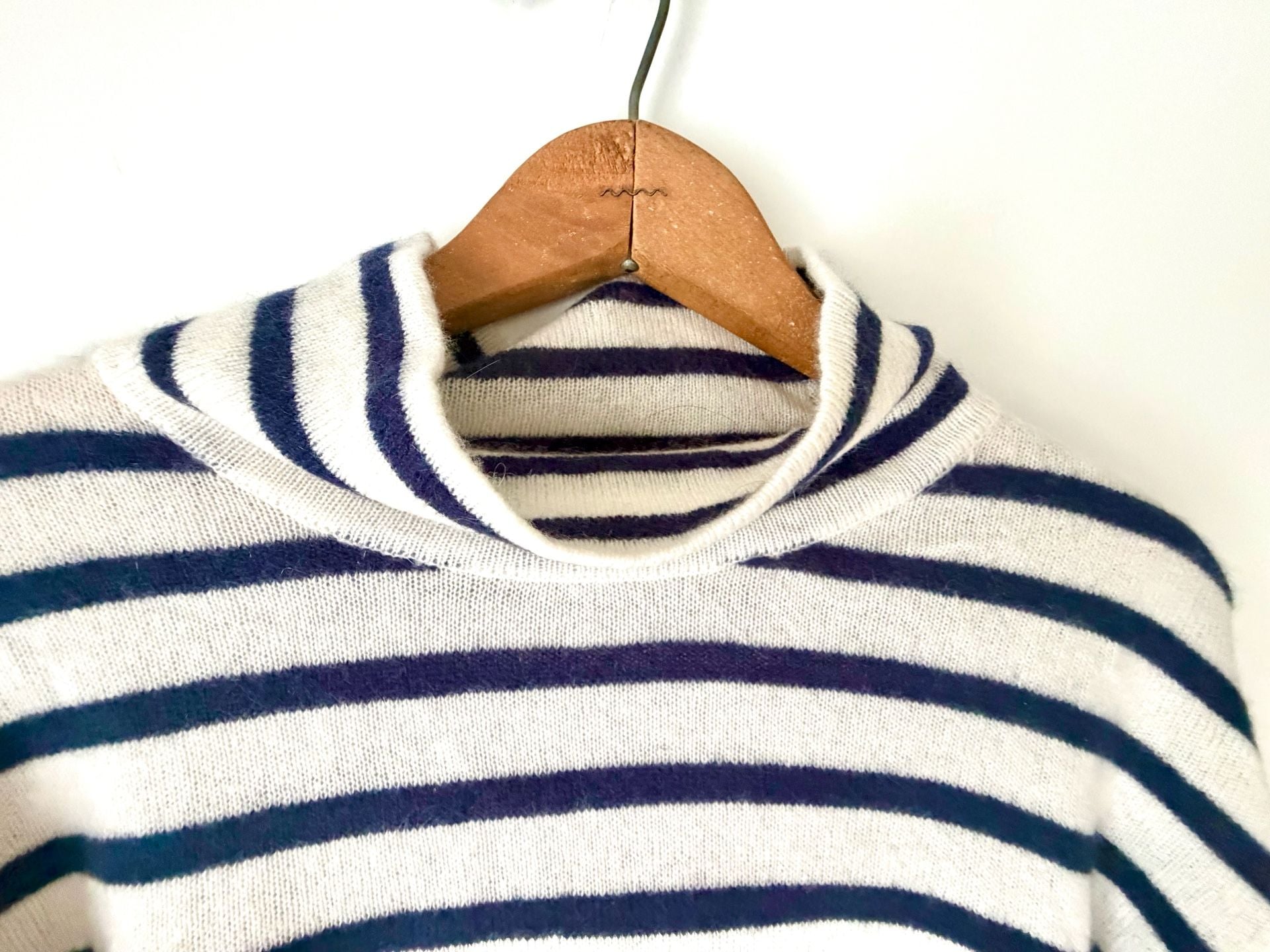 100% Cashmere Striped Mock Turtleneck Sweater by Halston SM
In very good condition with no issues found.
Fits like a medium but please pay attention to measurements:
Shoulder to shoulder: 20” (seams drop below shoulders)
Chest Across: 18”
Length from s 5