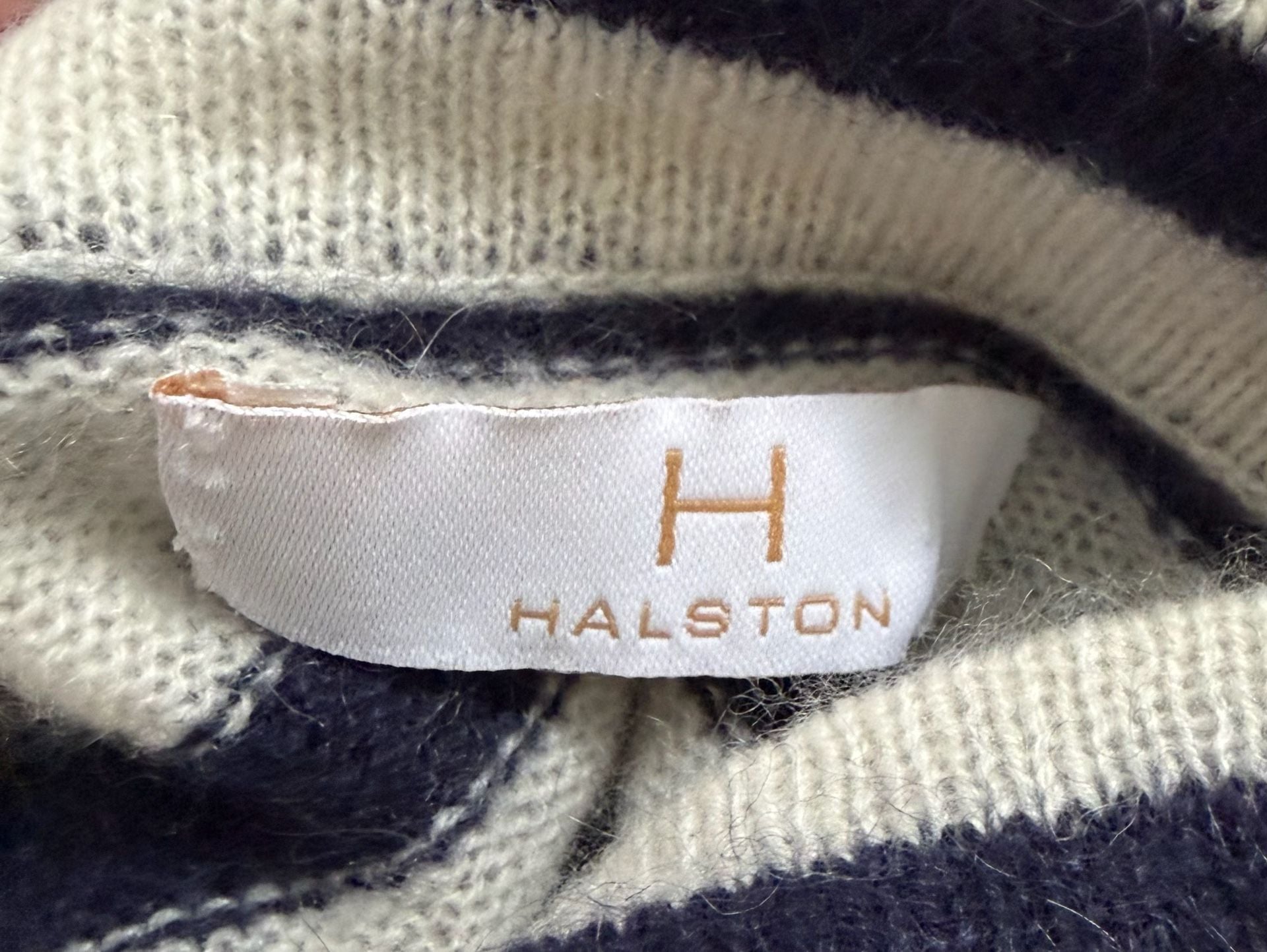 100% Cashmere Striped Mock Turtleneck Sweater by Halston SM
In very good condition with no issues found.
Fits like a medium but please pay attention to measurements:
Shoulder to shoulder: 20” (seams drop below shoulders)
Chest Across: 18”
Length from s 6
