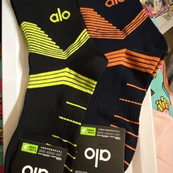 Alo Yoga Men's Crew Athletic Socks 2-Pack Black/Neon Yellow and Navy/Orange