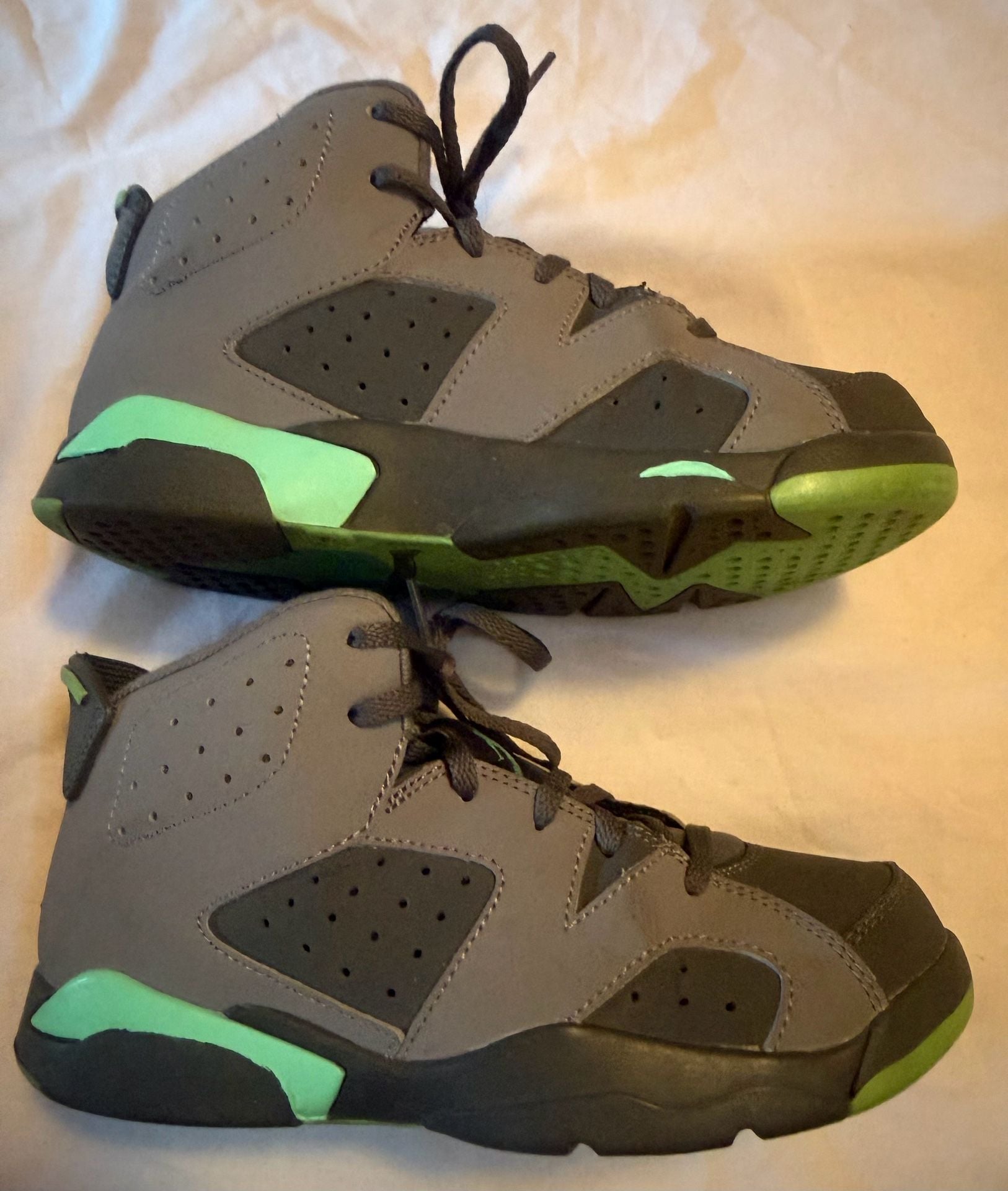 Air Jordan 6 Retro Green Glow GS Youth Size 3Y Cement Grey 543390-005
4