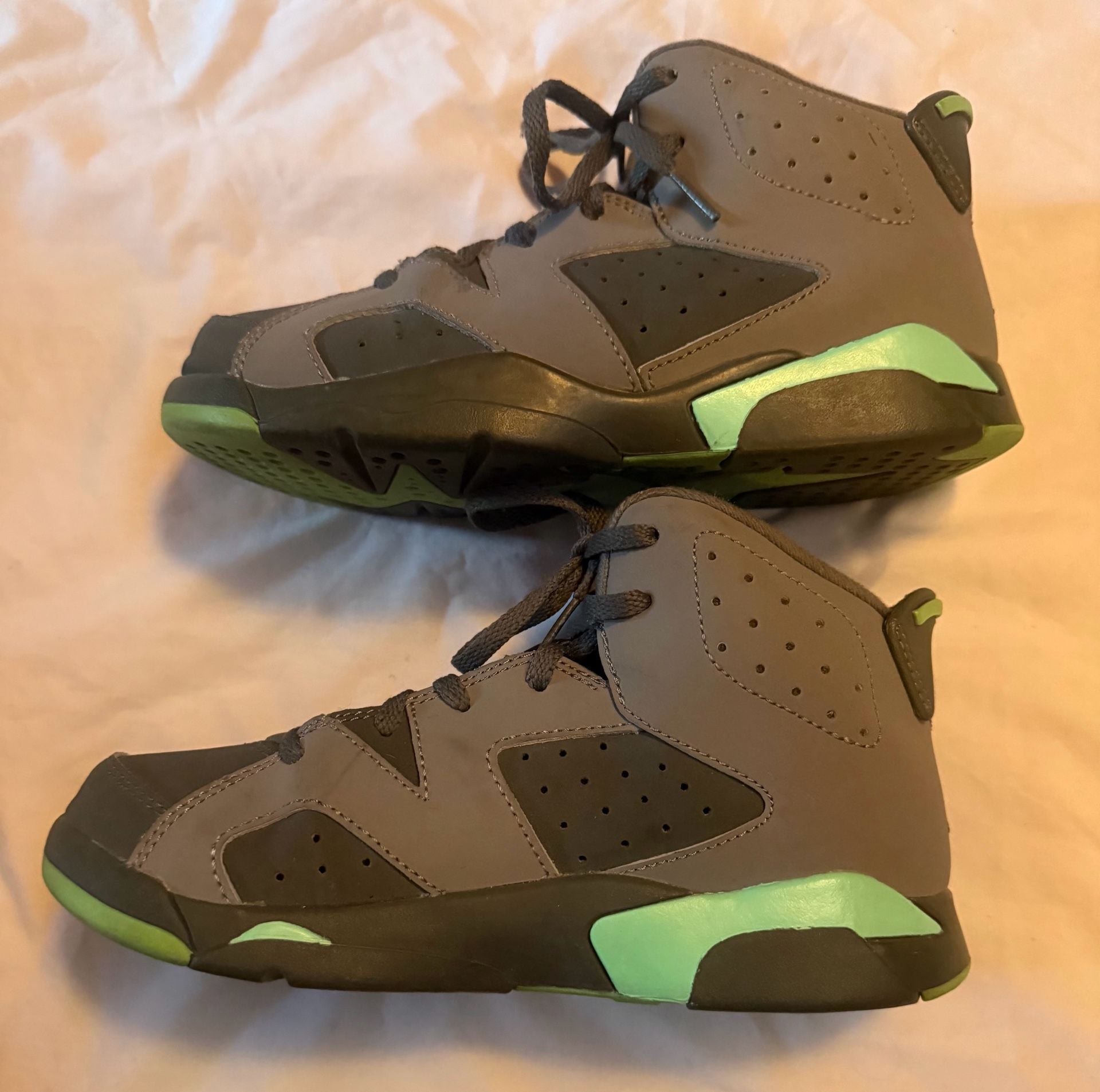 Air Jordan 6 Retro Green Glow GS Youth Size 3Y Cement Grey 543390-005
5