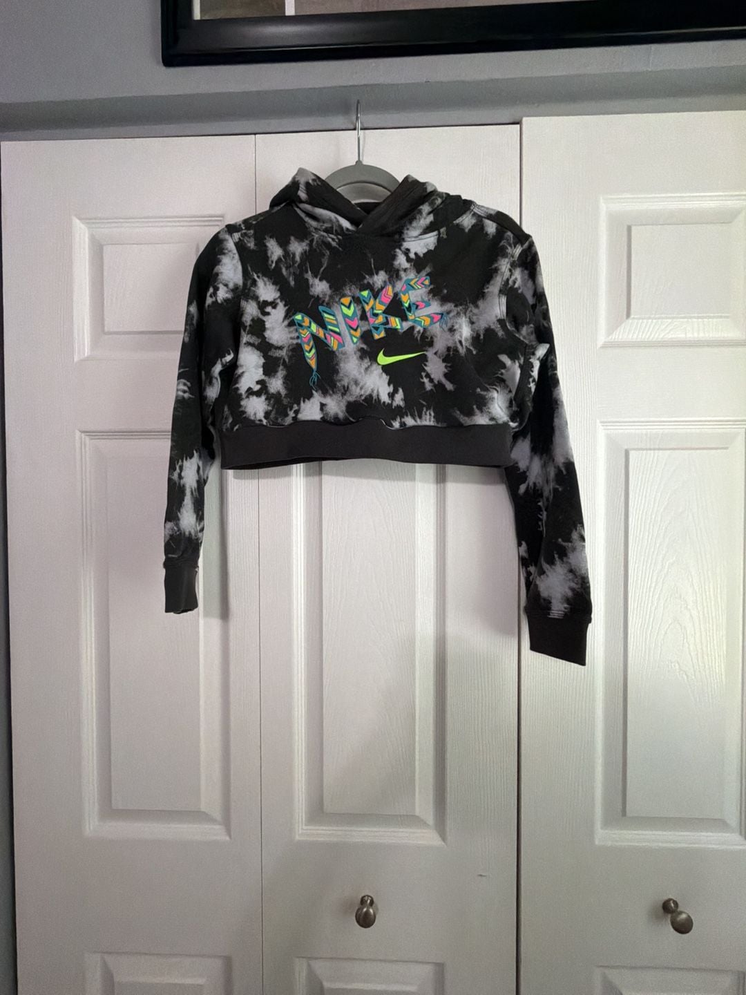 Nike Black White Tie Dye Crop Pullover Hoodie with Graphic Logo 2