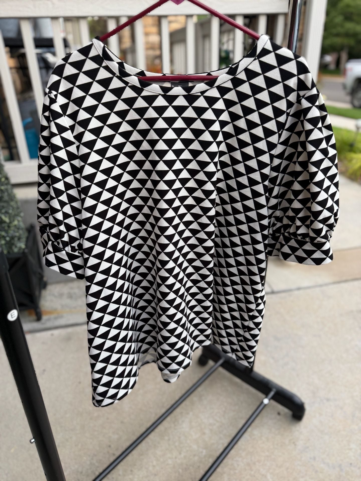 Black and White Geometric Triangle Print Puff Sleeve Top 2
