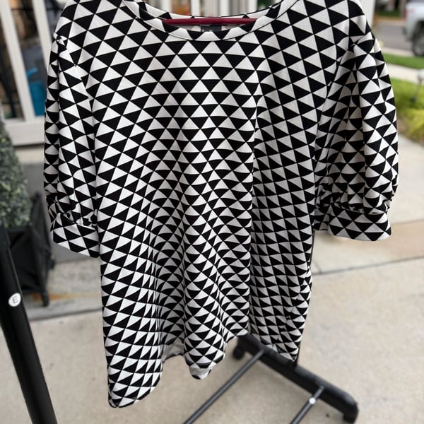Black and White Geometric Triangle Print Puff Sleeve Top