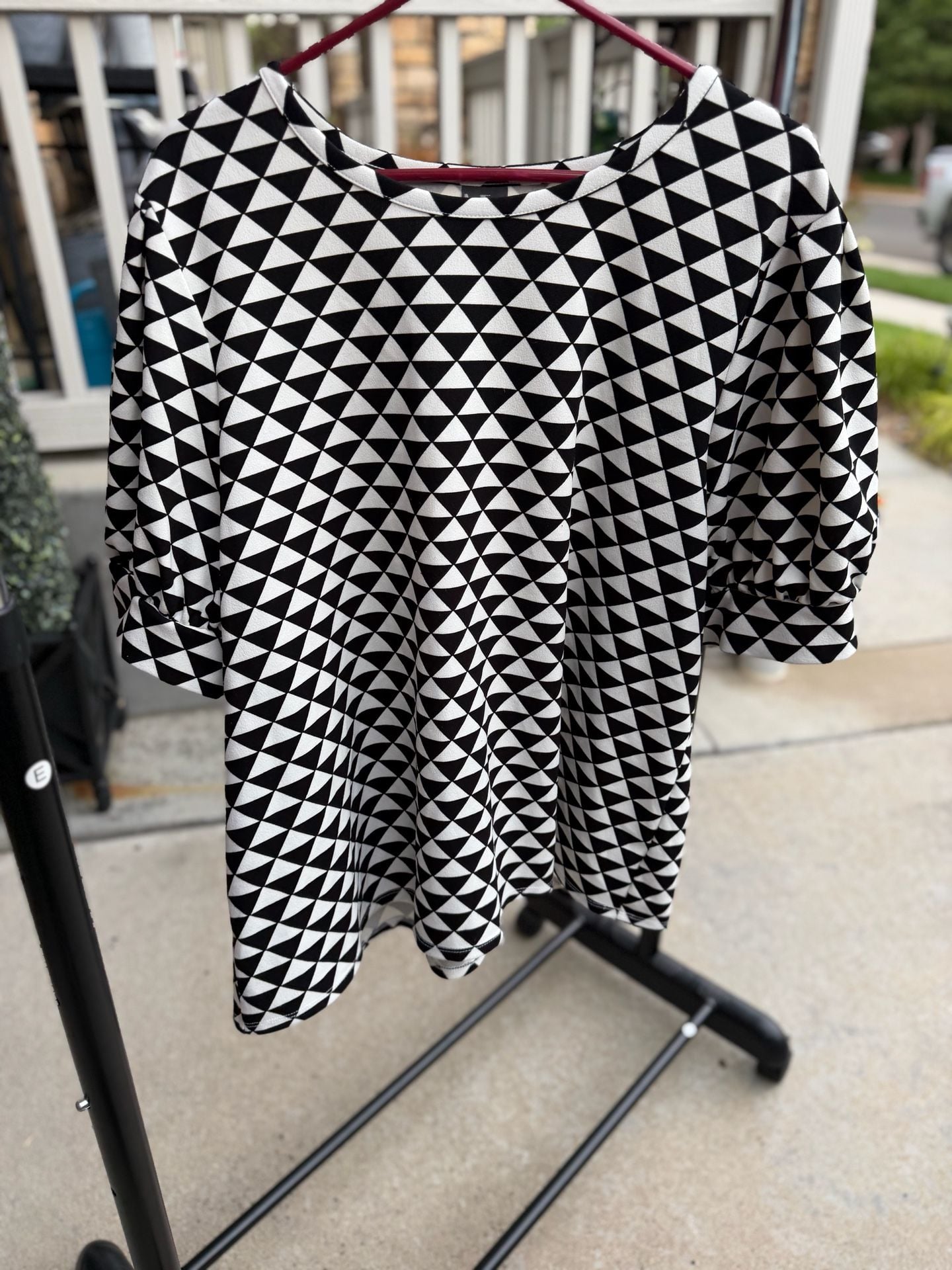 Black and White Geometric Triangle Print Puff Sleeve Top 3