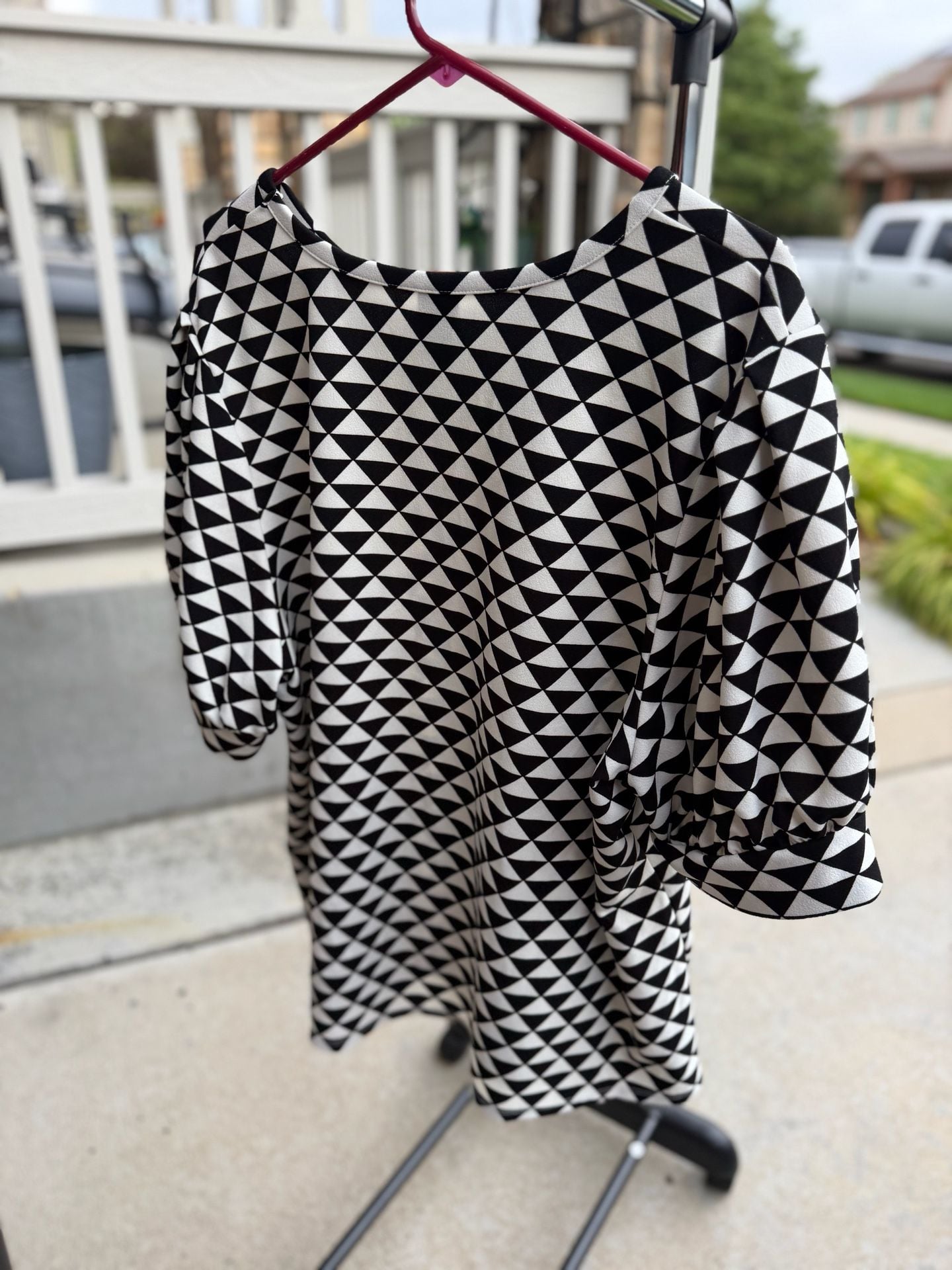 Black and White Geometric Triangle Print Puff Sleeve Top 4