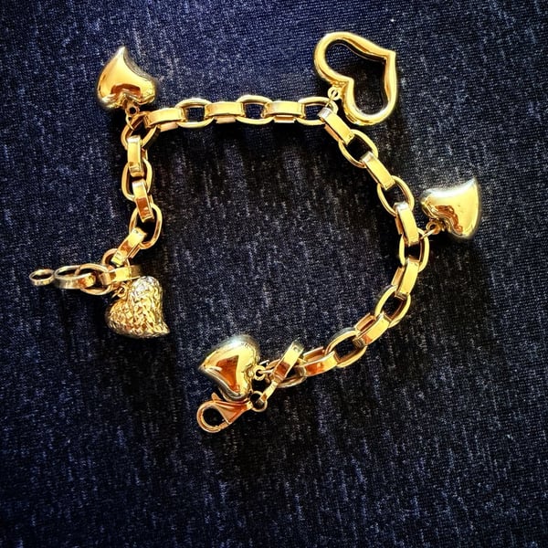 18K YG Chunky Link Charm Bracelet  Puffy Heart Pendants Brand New 750 Stamped