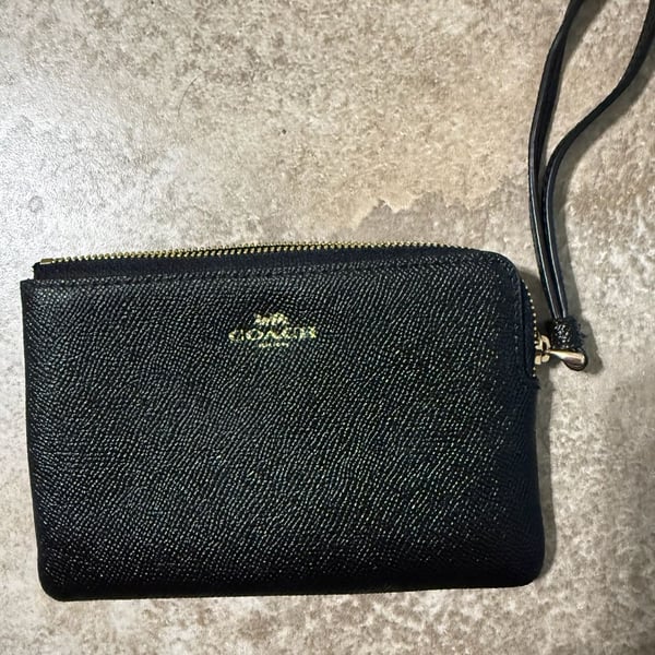 Coach Corner Zip Wristlet In Crossgrain Leather Black F58032