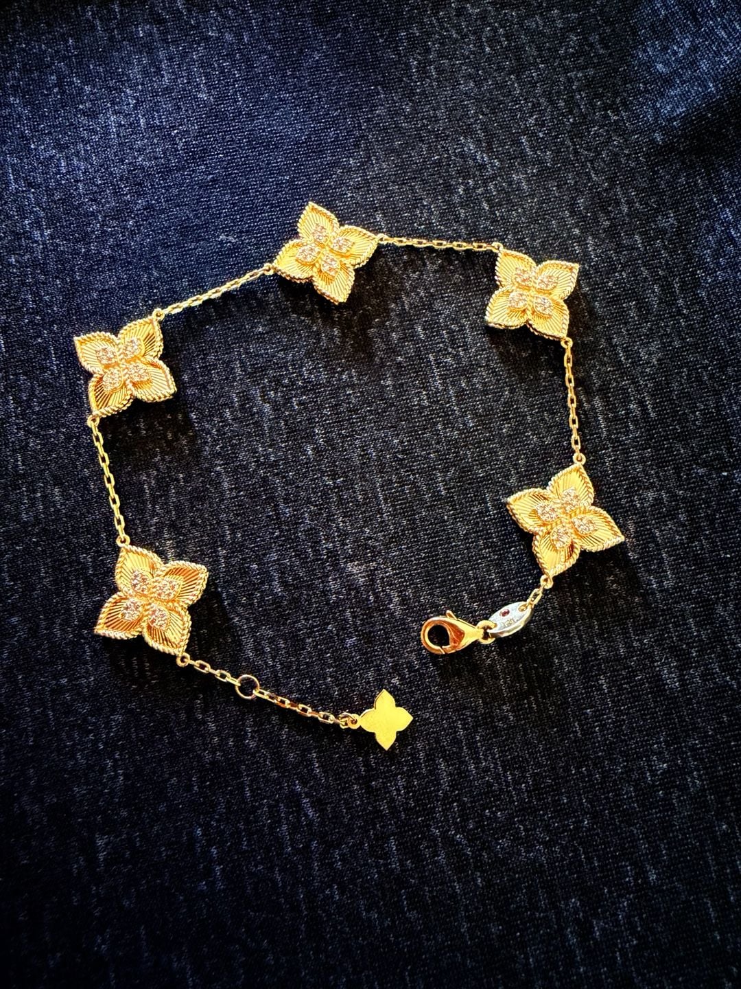 18kt Yellow Gold Bracelet Five Flower Motifs
Brand New
2