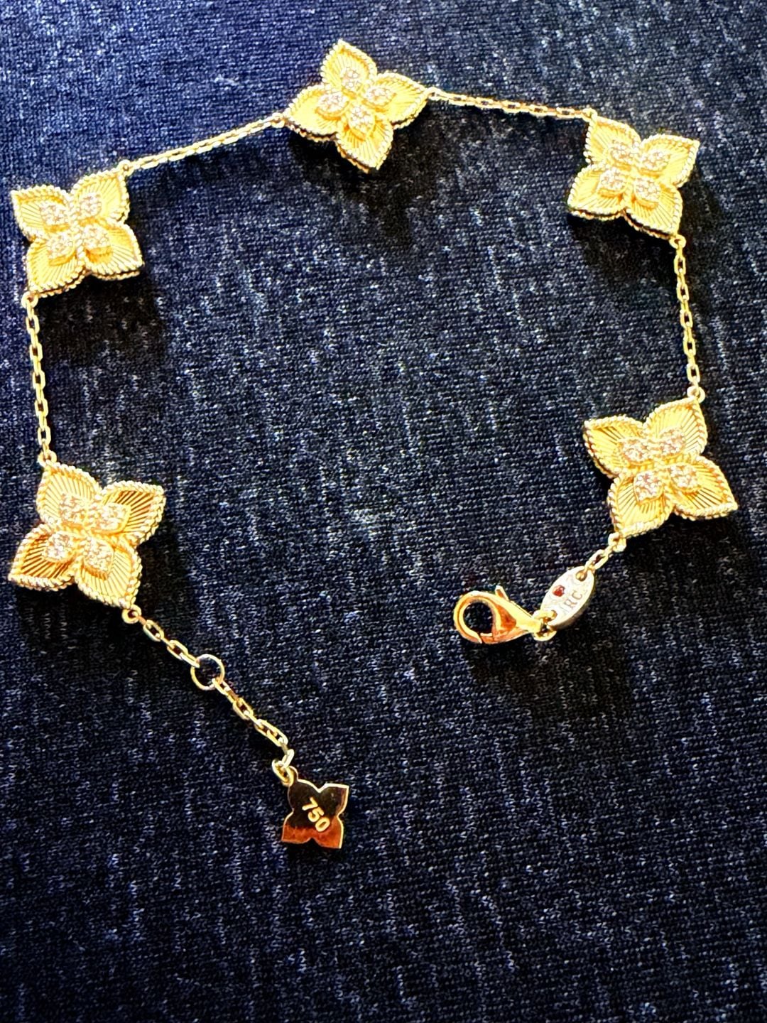 18kt Yellow Gold Bracelet Five Flower Motifs
Brand New
3
