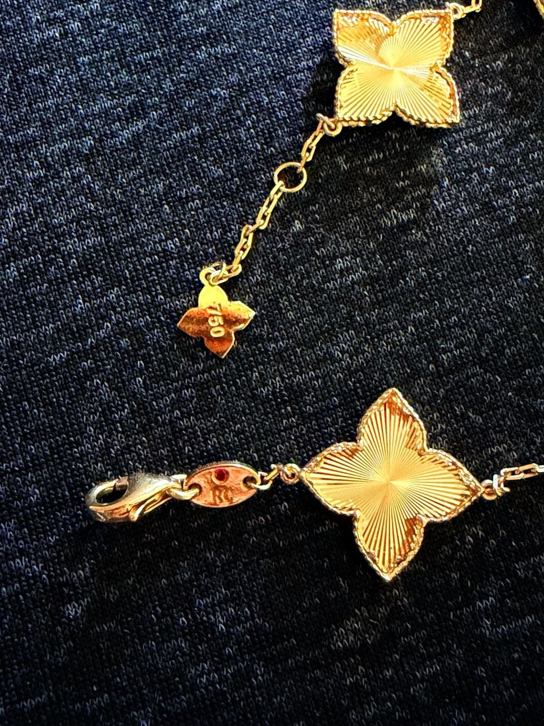 18kt Yellow Gold Bracelet Five Flower Motifs
Brand New
4