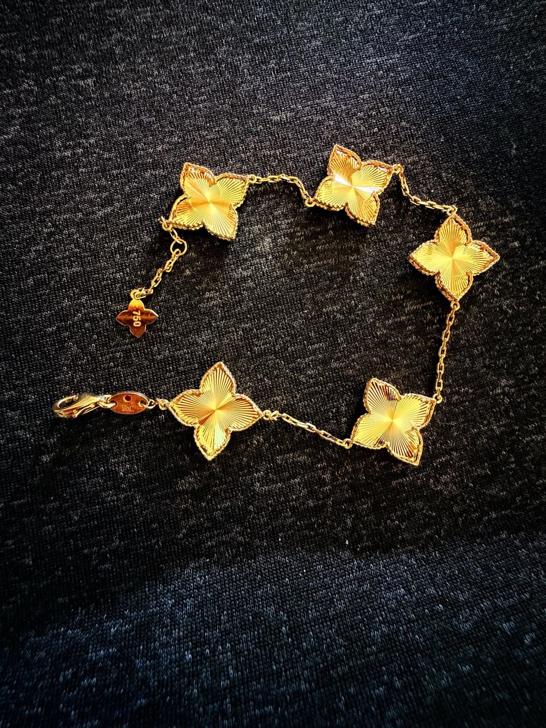 18kt Yellow Gold Bracelet Five Flower Motifs
Brand New
5